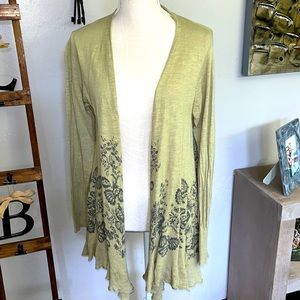 Ladies cardigan. All $4/$5 items = BOGO. Select, bundle, & I will apply promo.